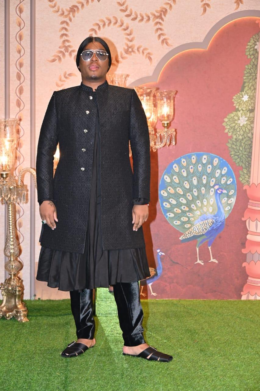 Slaying the fashion game, Luxury Law was seen a traditional black attire with suave twist