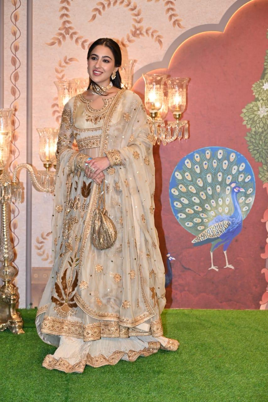 Sara Ali Khan never disappoints when it comes to slaying with ethnic wear, and this picture is proof.