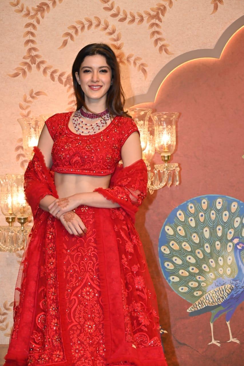 Dressed to the nines, Shanaya paired her lehenga with a beautiful red pearl necklace and ditched other jewellery. With nude makeup and a bright smile, she melted hearts
