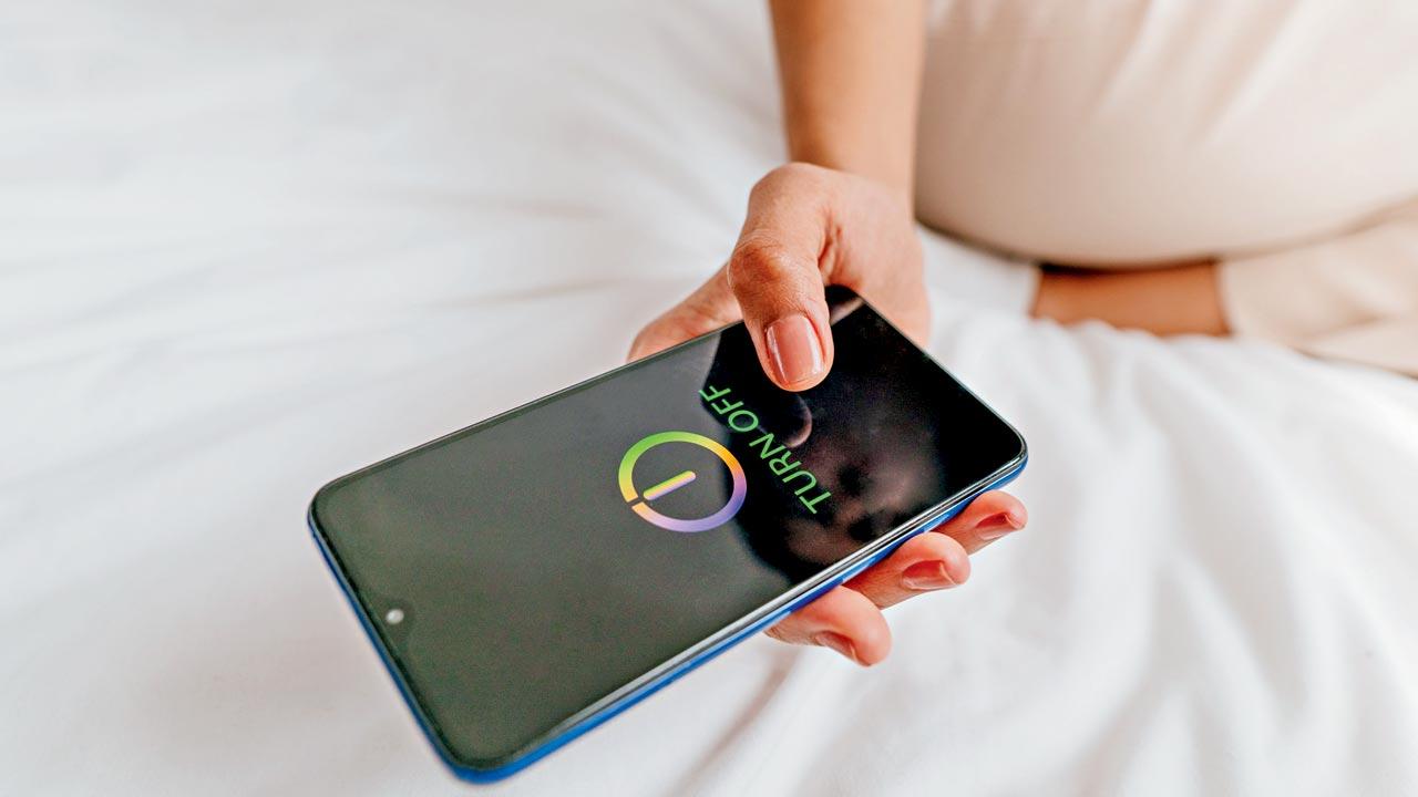 Experts suggest going slow with checking e-mails in the morning