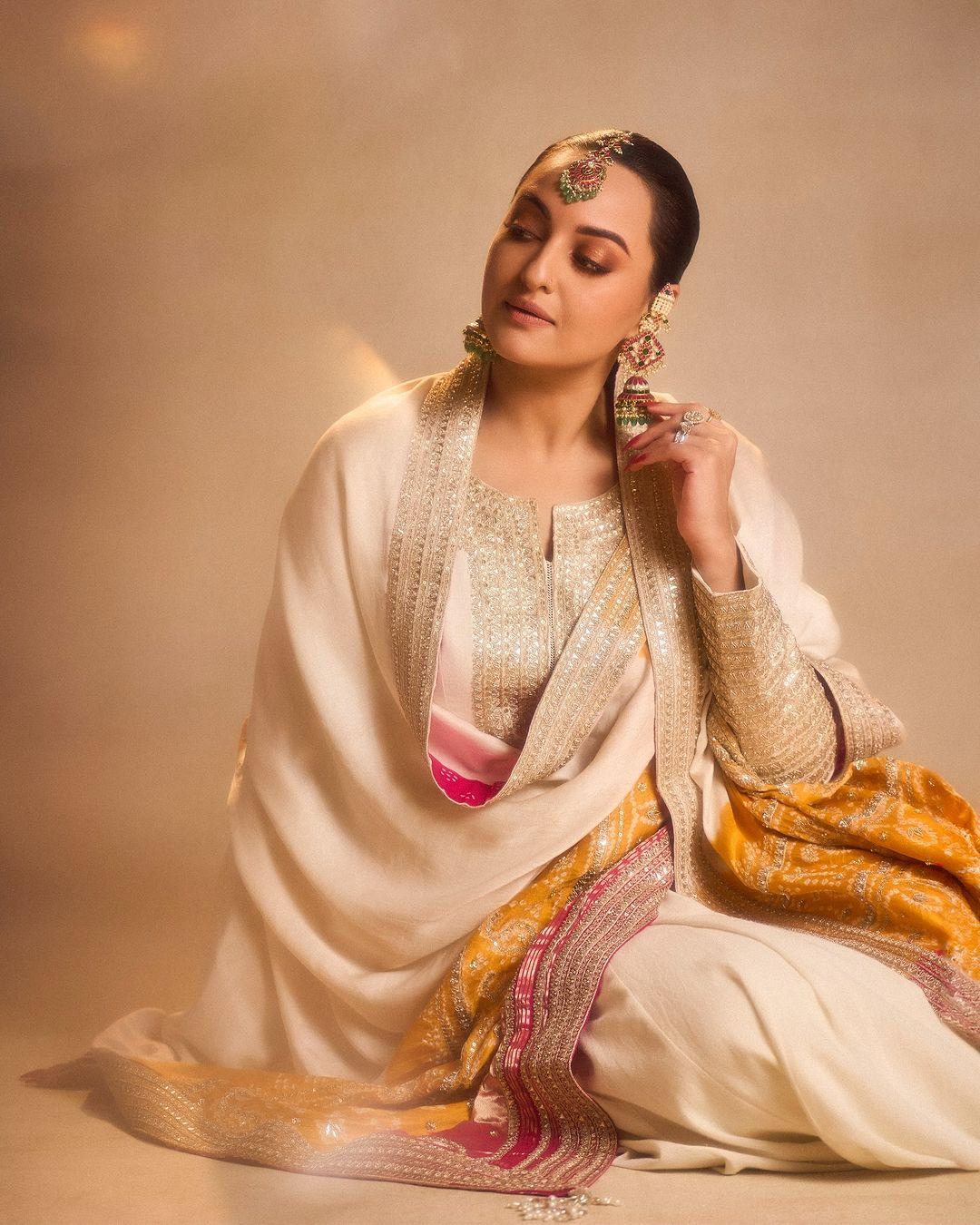 It was paired with a mustard and pink bandhani dupatta. The dupatta was adorned with matching mirror work and gota-patti along the edges