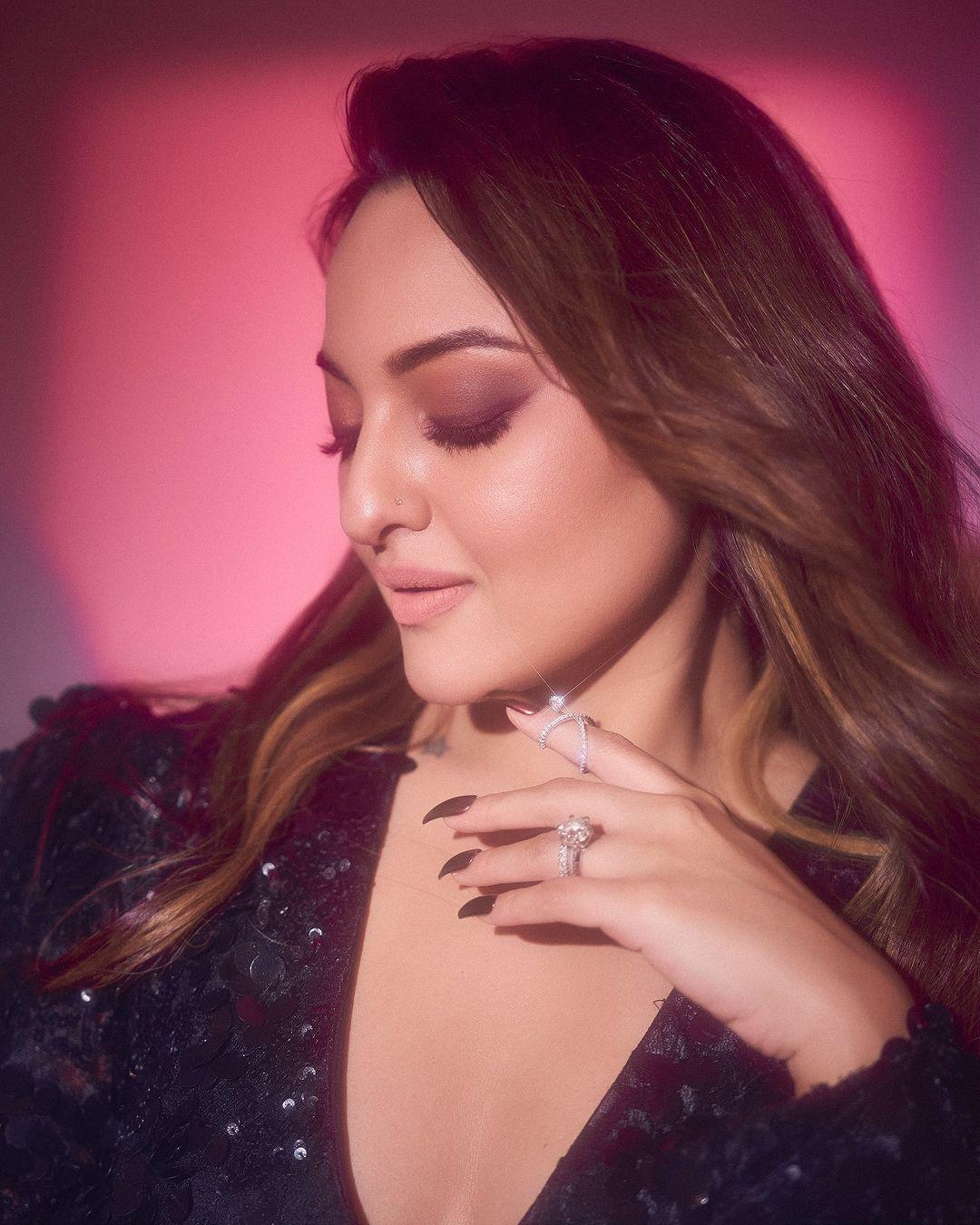 Sonakshi decided to go simple with her makeup, opting for a nude look. The smokey eye makeup caught our attention