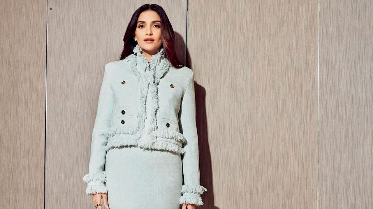 Ace the retro chic vibe with this expert fashion guide