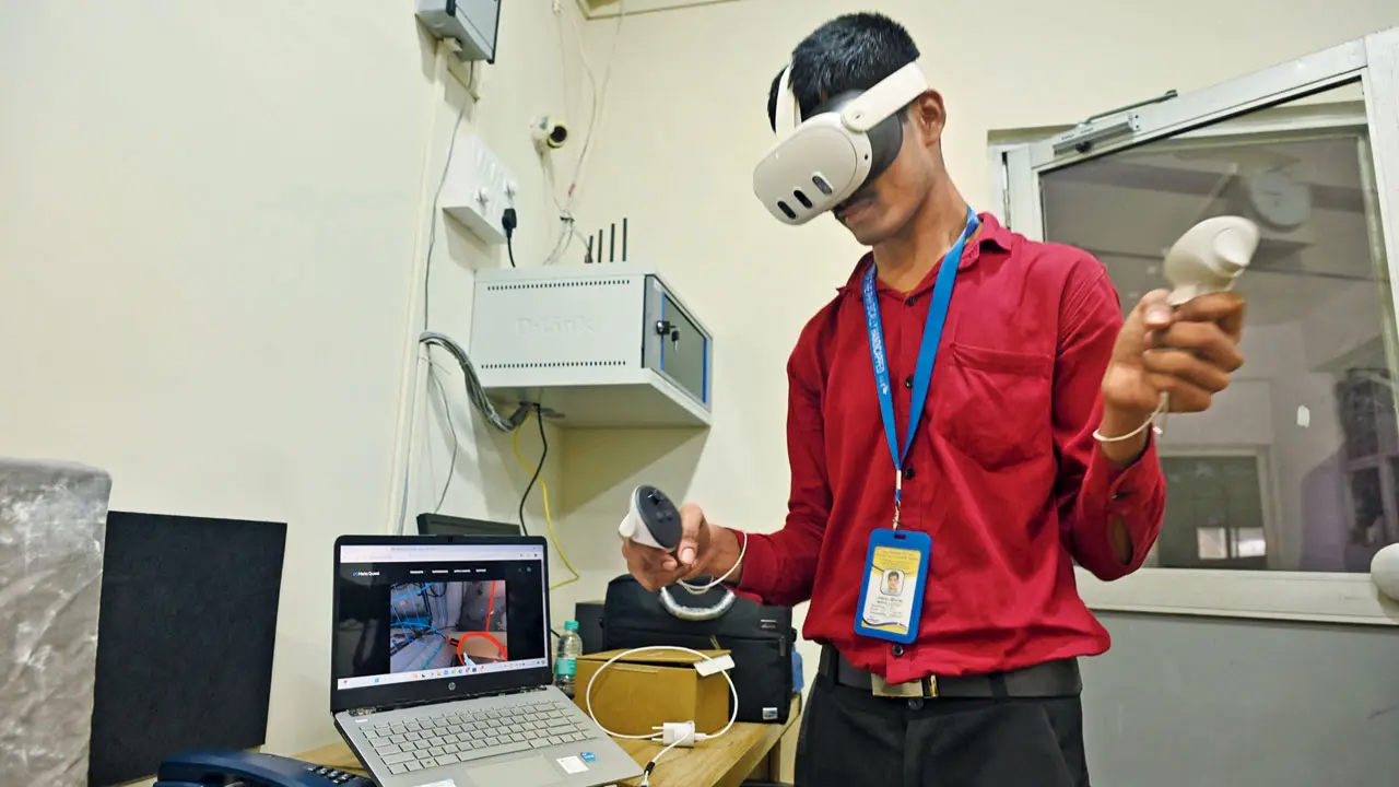 A live relay of the virtual experience allows the educator to keep track of the movements