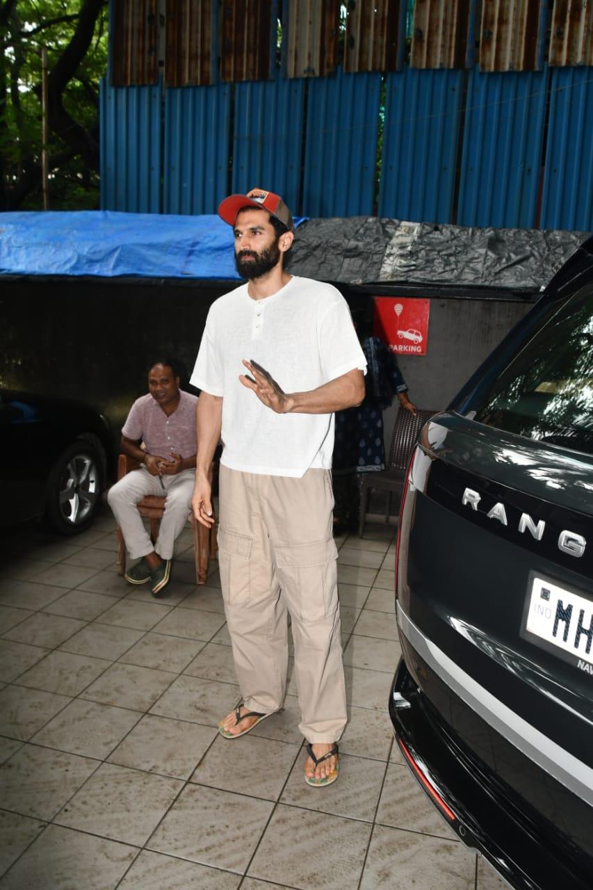 Aditya Roy Kapur opted for comfy outfit to slay his casual look
