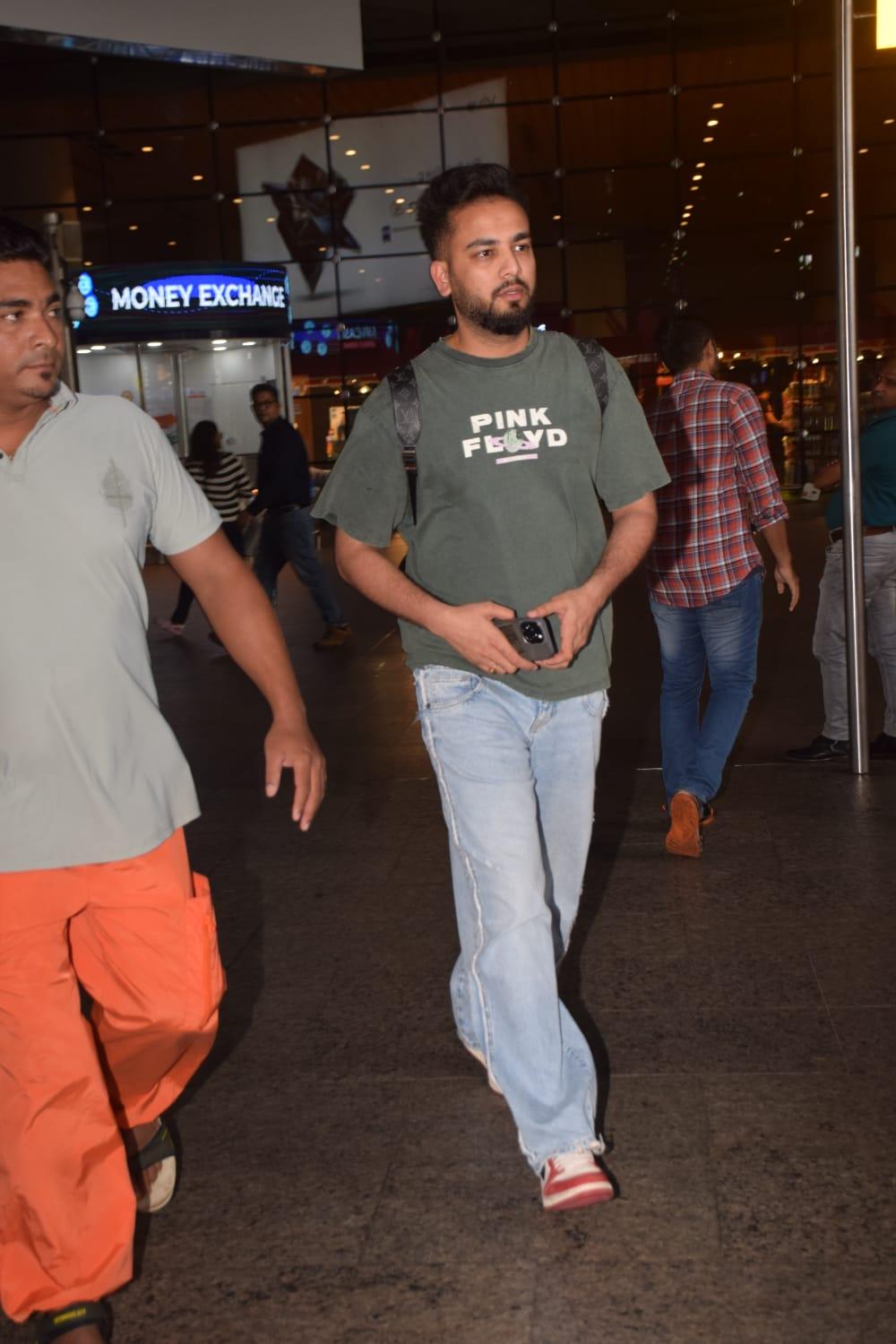 Elvish Yadav was clicked at Mumbai airport, he was recently summoned by ED