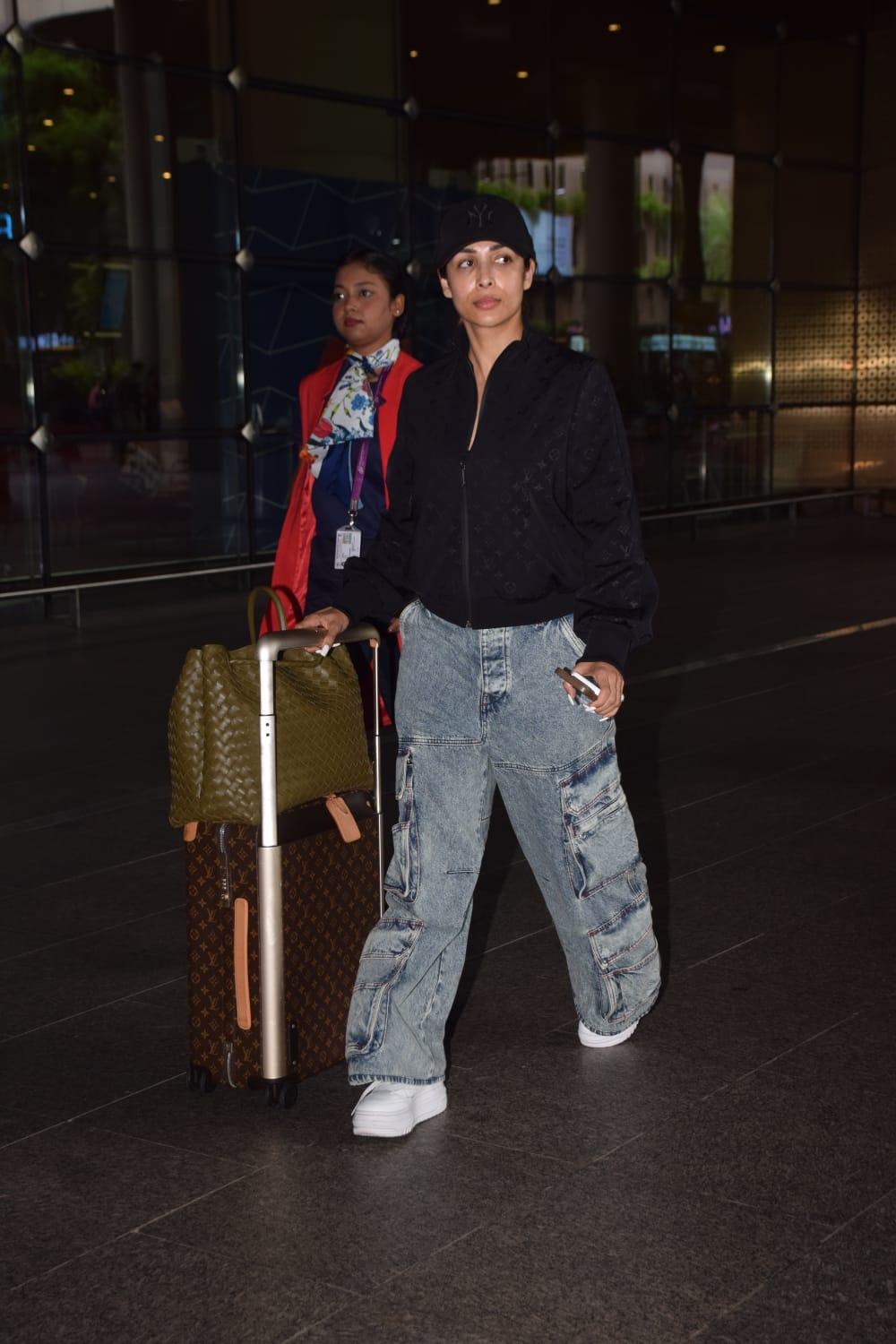 If you wondering what you should wear for your airport look take notes from Malaika Arora's outfit