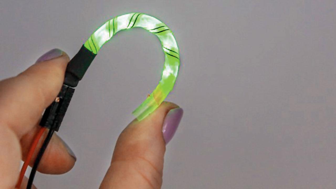 3D stretchable electronic strip for e-textiles