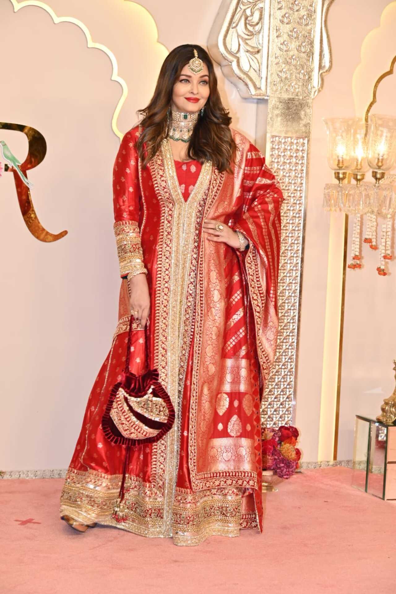 Aishwarya rai red dress clearance
