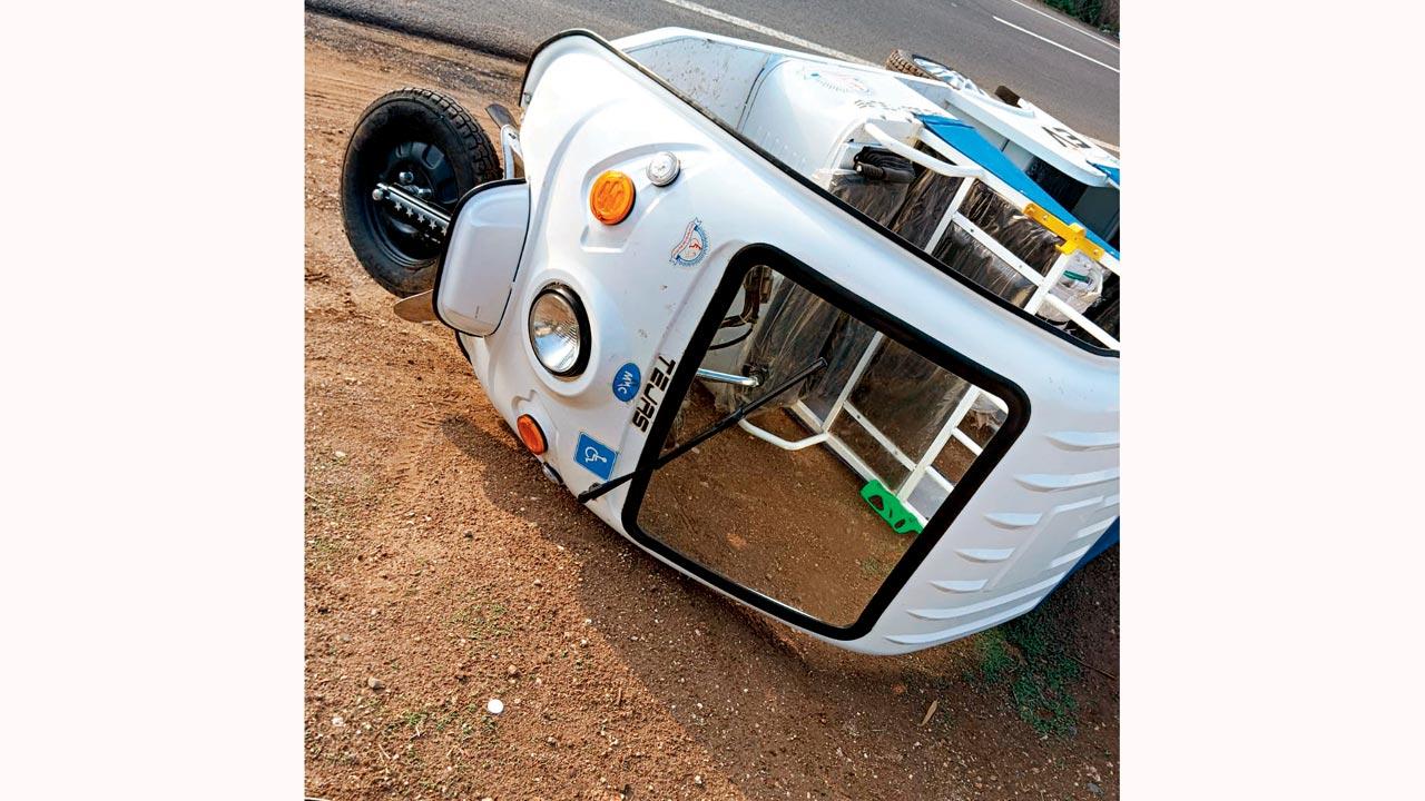 The e-rickshaws collapsed due to poor balance