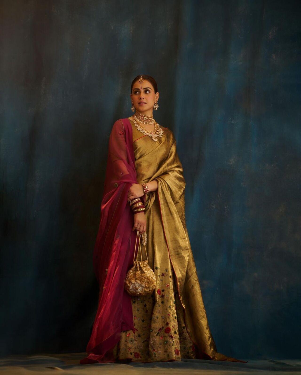 Genelia Deshmukh never disappoints when it comes to slaying in traditional wear. She wore a mehendi-colored saree and paired it with a contrasting red veil