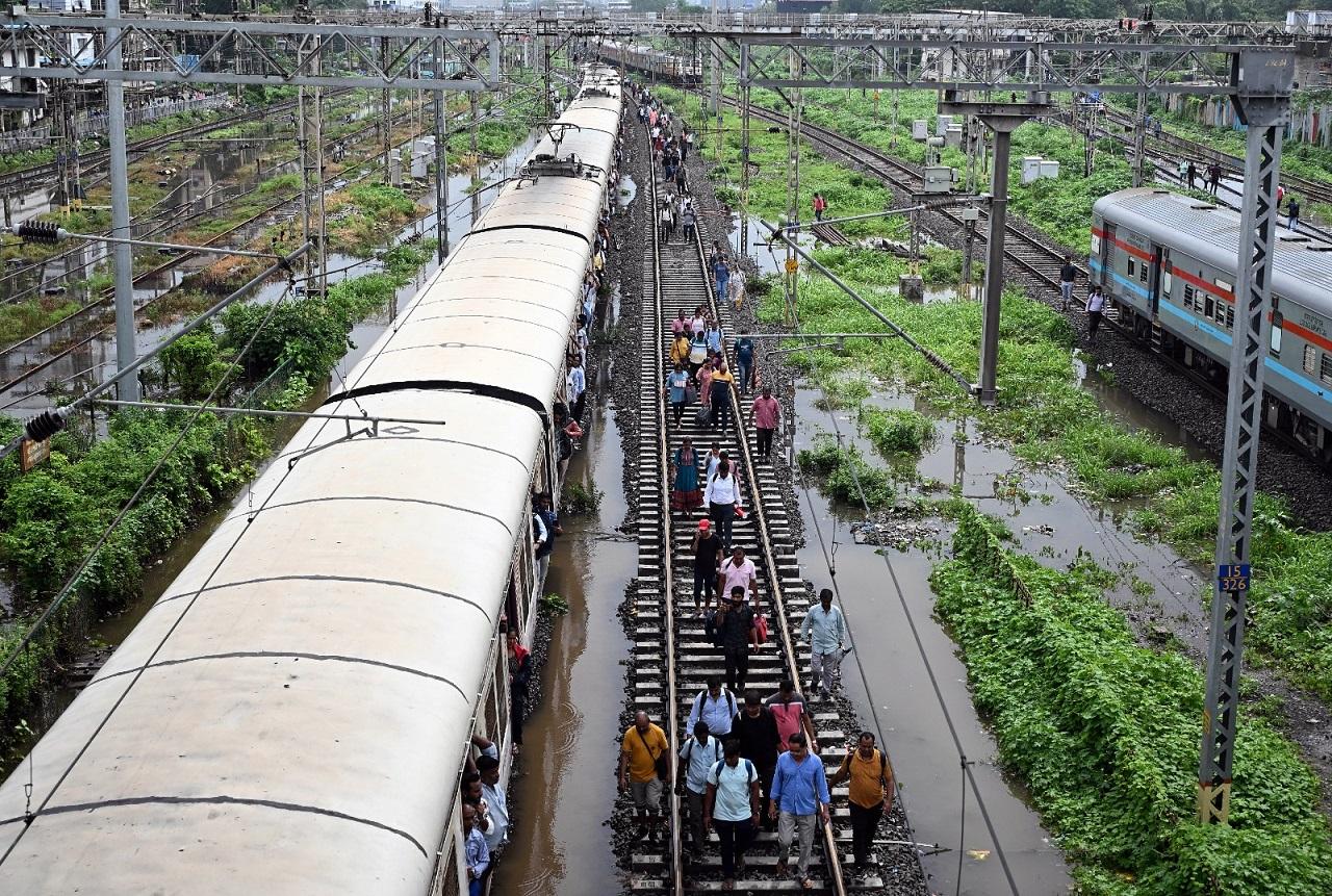 Commuters complained that the operational suburban services were running late. There was heavy rush of commuters at some of the key stations and in trains
