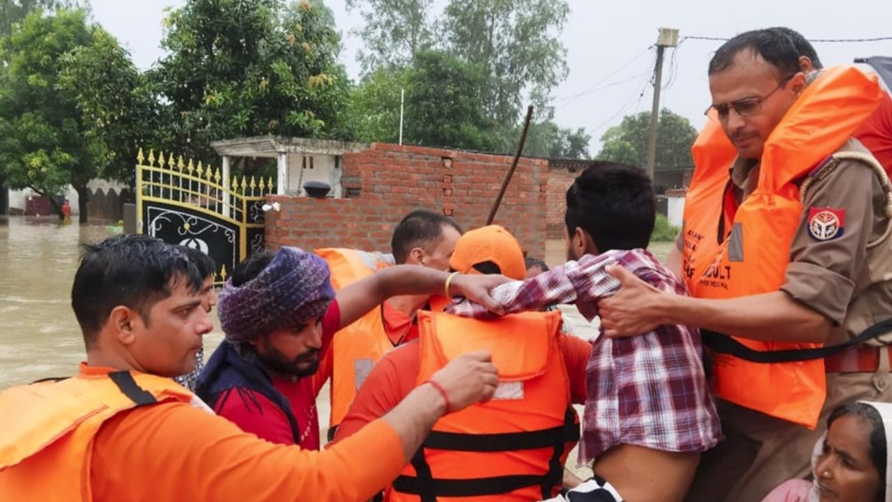 Relief Commissioner GS Naveen Kumar said that the flood in Pilibhit has affected 252 villages across 5 tehsils. However, the water levels are receding in the area. The State Emergency Center received information about individuals stranded in floods in Binaura village, Pilibhit. The District Magistrate was informed about this