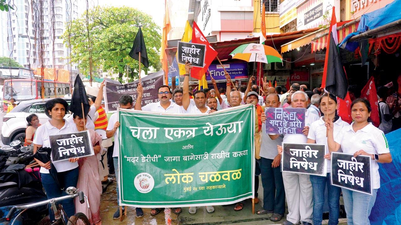 The protest opposite Kurla Mother Dairy. Pic/Aditi Harlankar  