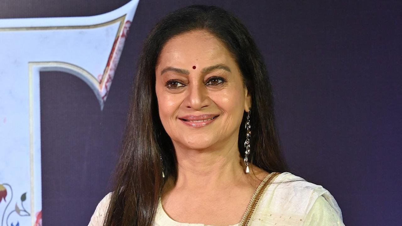 From Chit Chor to Dil Dhadakne Do, 5 much-loved film of Zarina Wahab