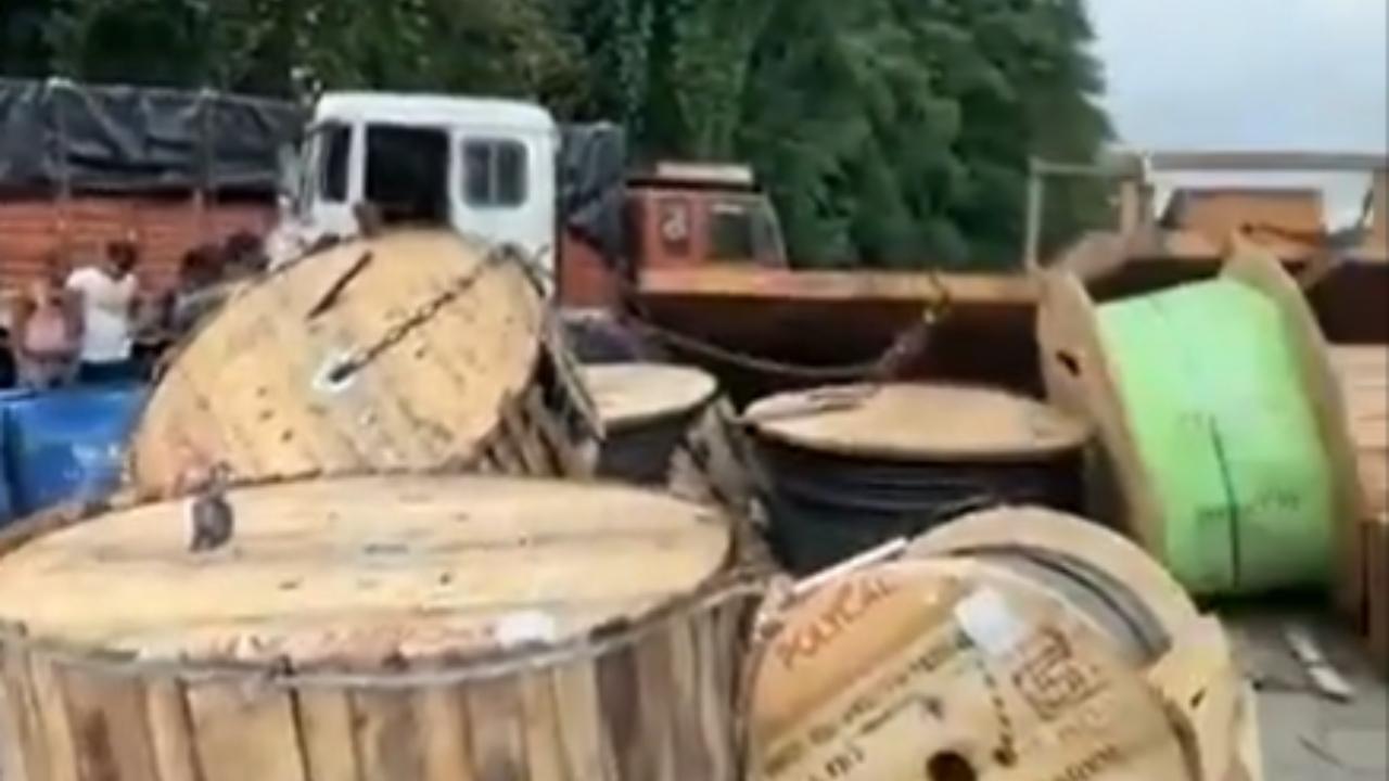 Mumbai: Goods trailer overturns at Mumbai-Ahemdabad highway; two injured