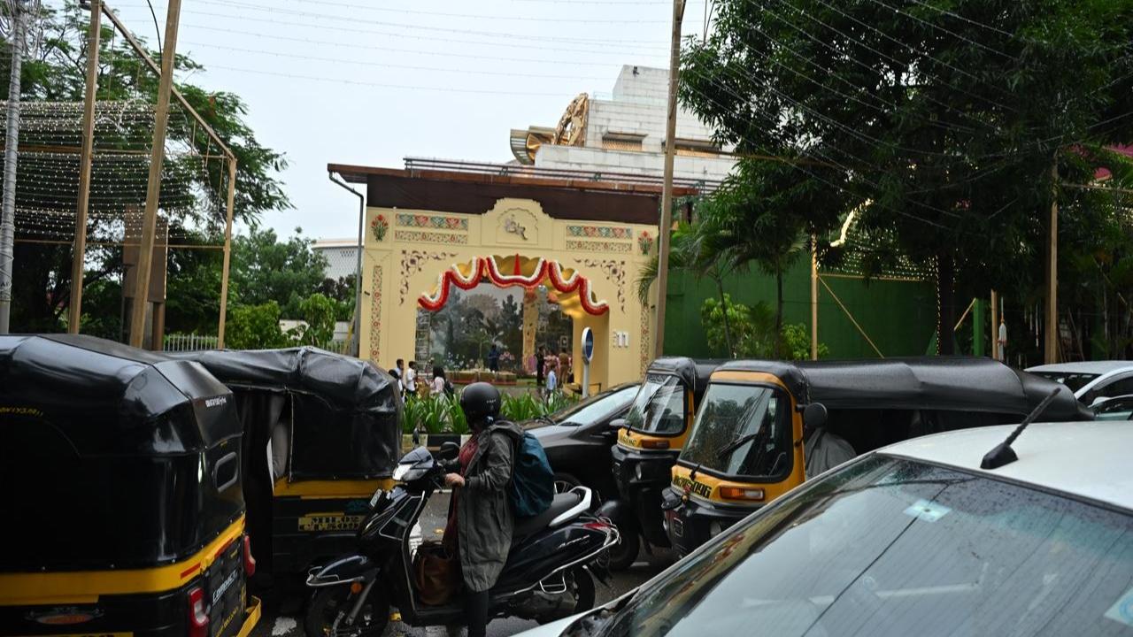 Vehicles will not be allowed to enter Dhirubai Ambani Square Avenue/Indian Oil Road Petrol Pump for the Vehicular traffic from Kurla, MTNL Junction, Platina Junction, Diamond Junction, BKC towards BKC connector bridge