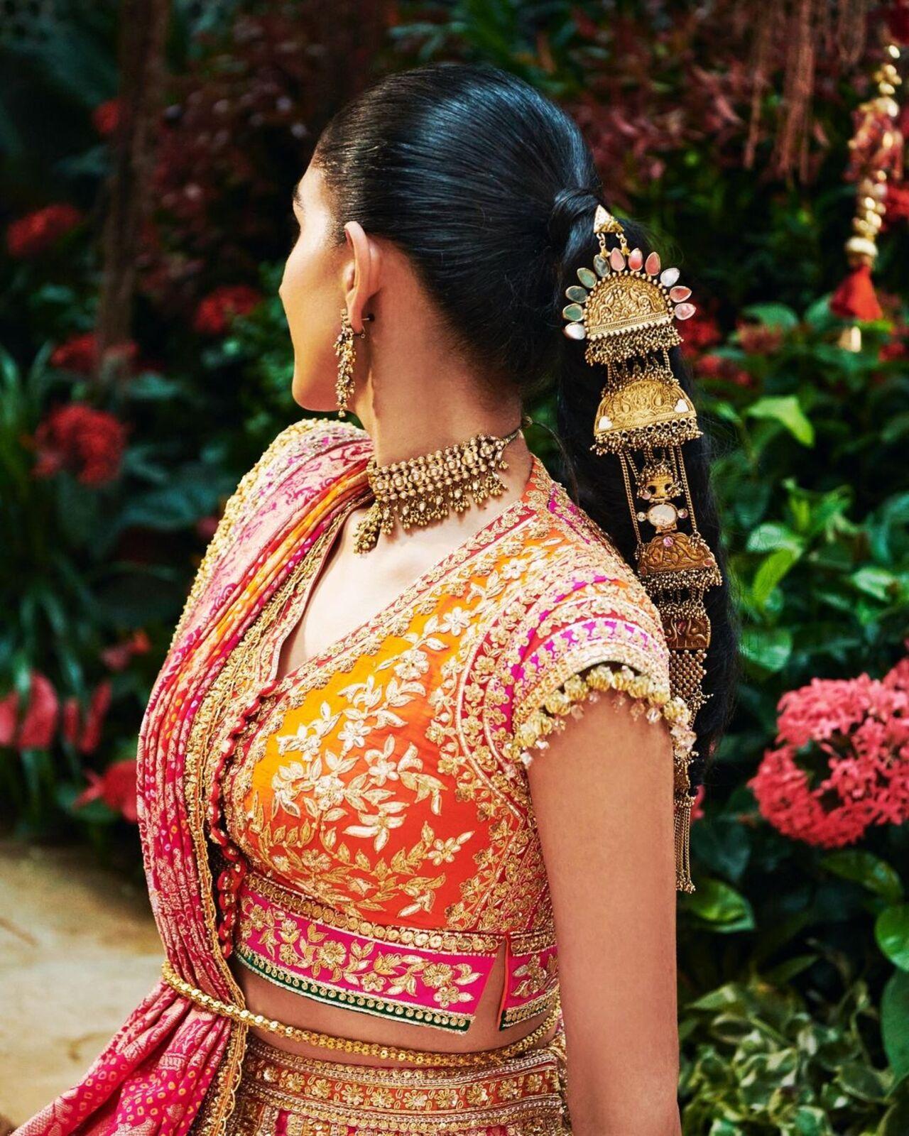 Radhika looked stunning as always in a beautifully embroidered lehenga. She accessorised her appearance with traditional jhumkas, maang-teeka, and choker necklace. Her hairpiece elevated the glamour up a notch. 