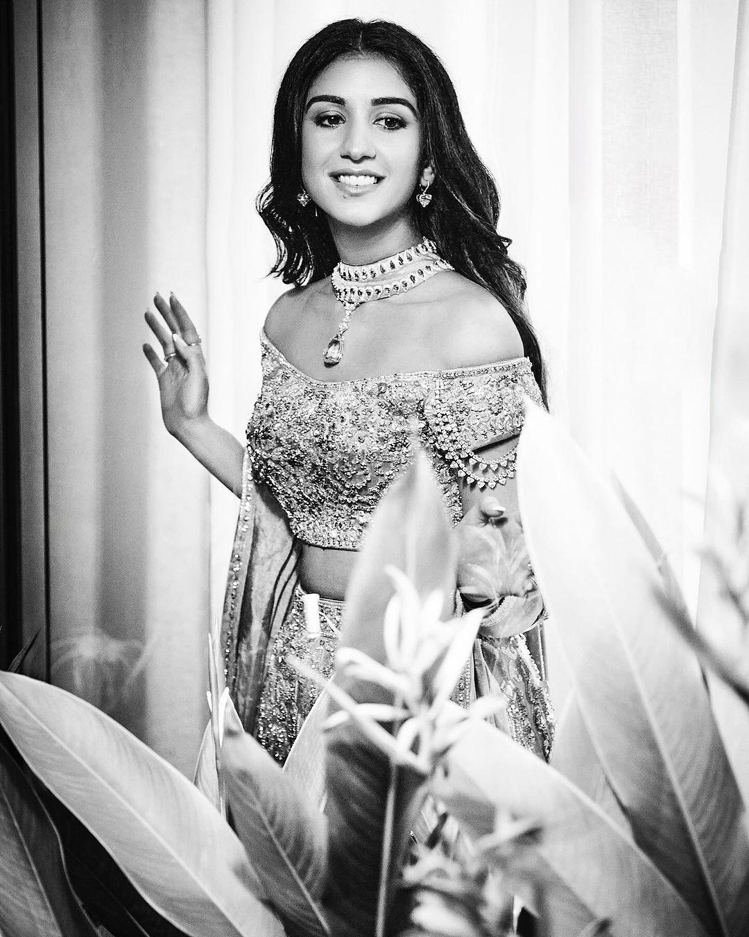 She completed her look with a green silk dupatta embellished with designs, a diamond necklace highlighted by an emerald pendant, a bracelet, delicate earrings, loose hair parted in the center, winged eyeliner, and subtle makeup.