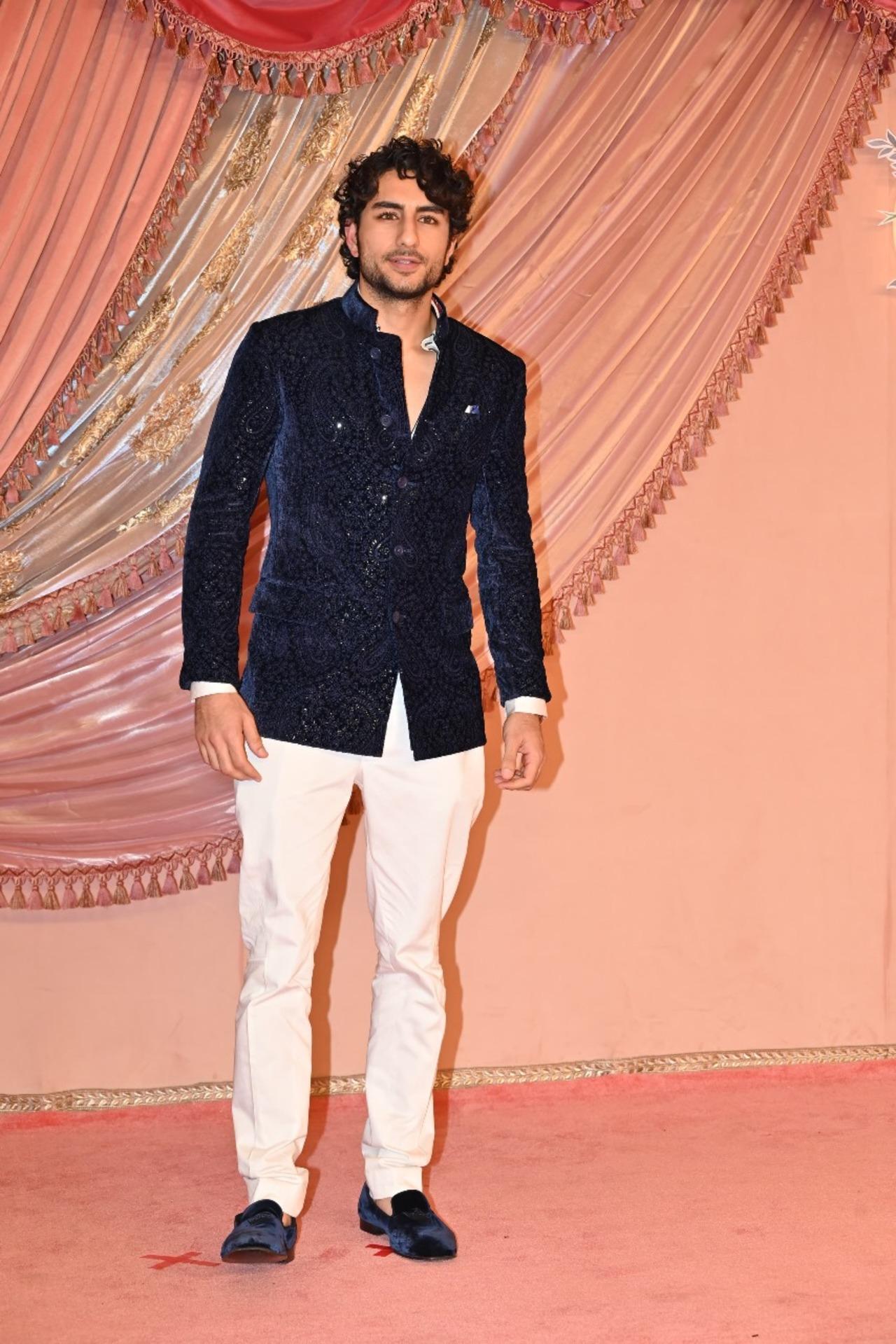 Heartthrob Ibrahim Ali Khan got everyone swooning with this nawab look at the pink carpet. 