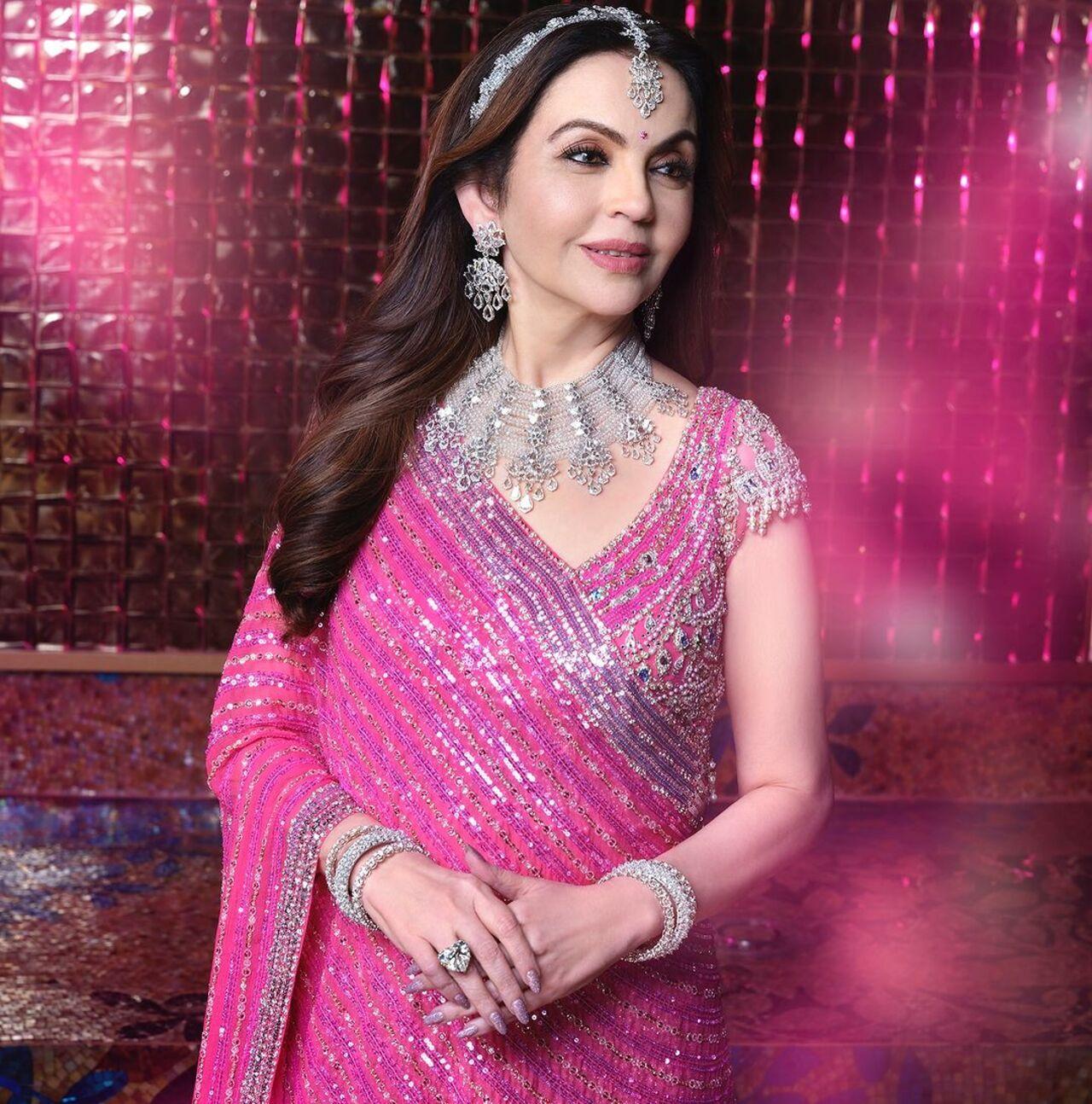 She also performed in the same outfit that was paired with a set of diamond jewellery. 