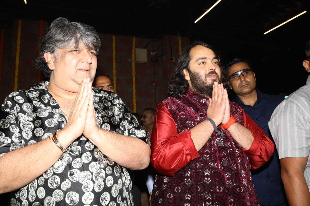 Anant wore a red and maroon kurta set and greeted the shutterbugs with folded hands. 
