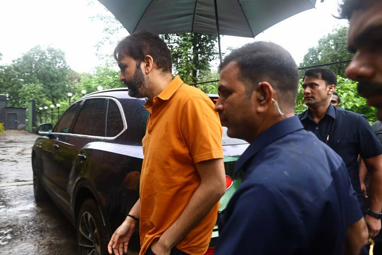She was joined by her husband Anand Piramal, who was seen in an orange collar t-shirt. 