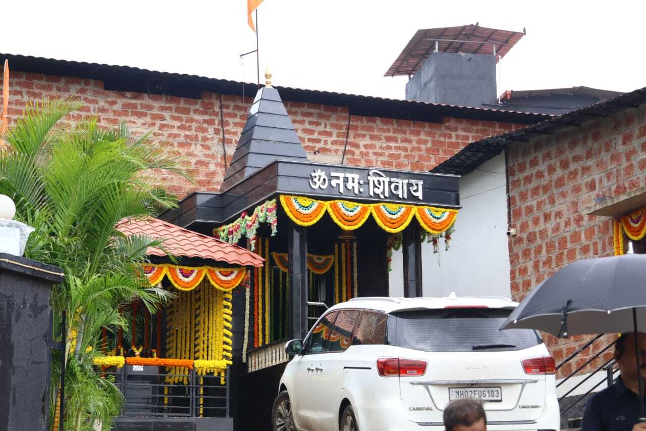 The temple trust, run by Isha Ambani’s in-laws witnessed the family arriving to seek blessings ahead of the special day. 