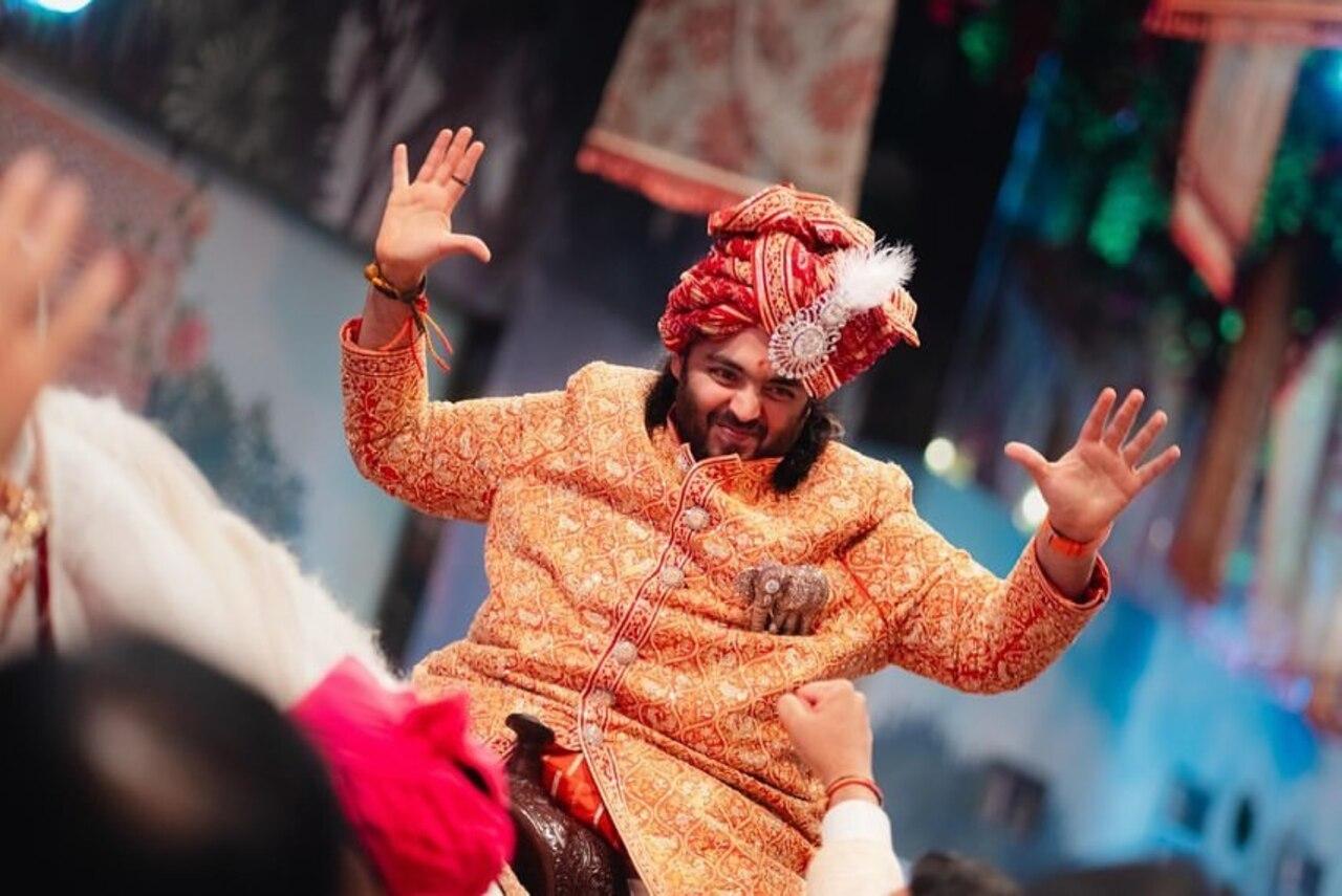 For the Baraat ceremony, Anant exuded regal splendour in AJSK. He opted for a burnished orange sherwani, completely hand-embroidered in an intricate trellis pattern that displayed small birds within its structure.