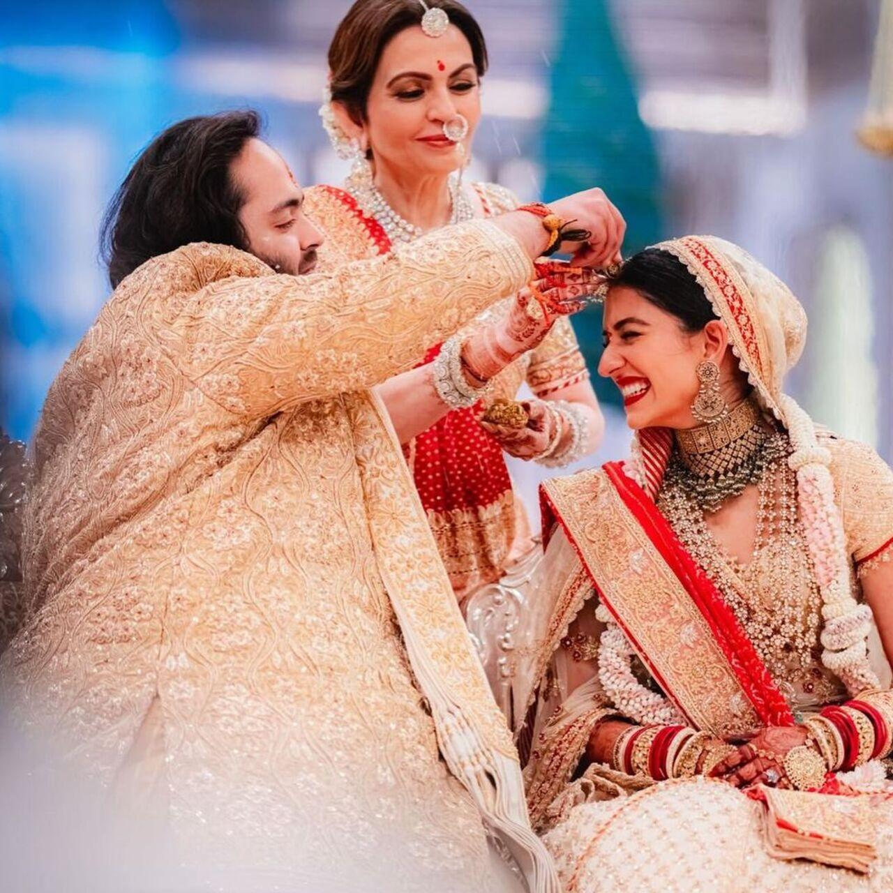 For the lagna vidhi, he wore a custom AJSK outfit that had a beige tone. 