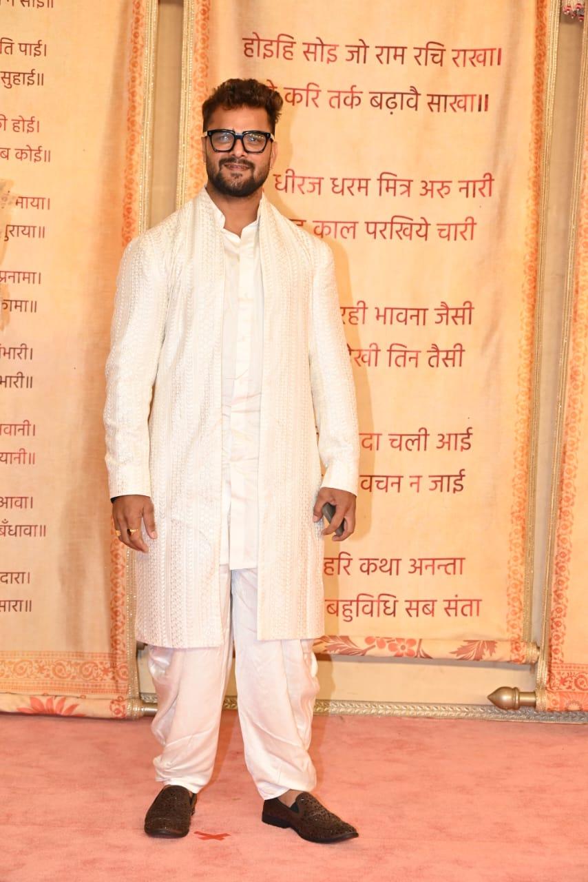 Khesari Lal Yadav arrived in an all-white traditional Indian attire for the reception