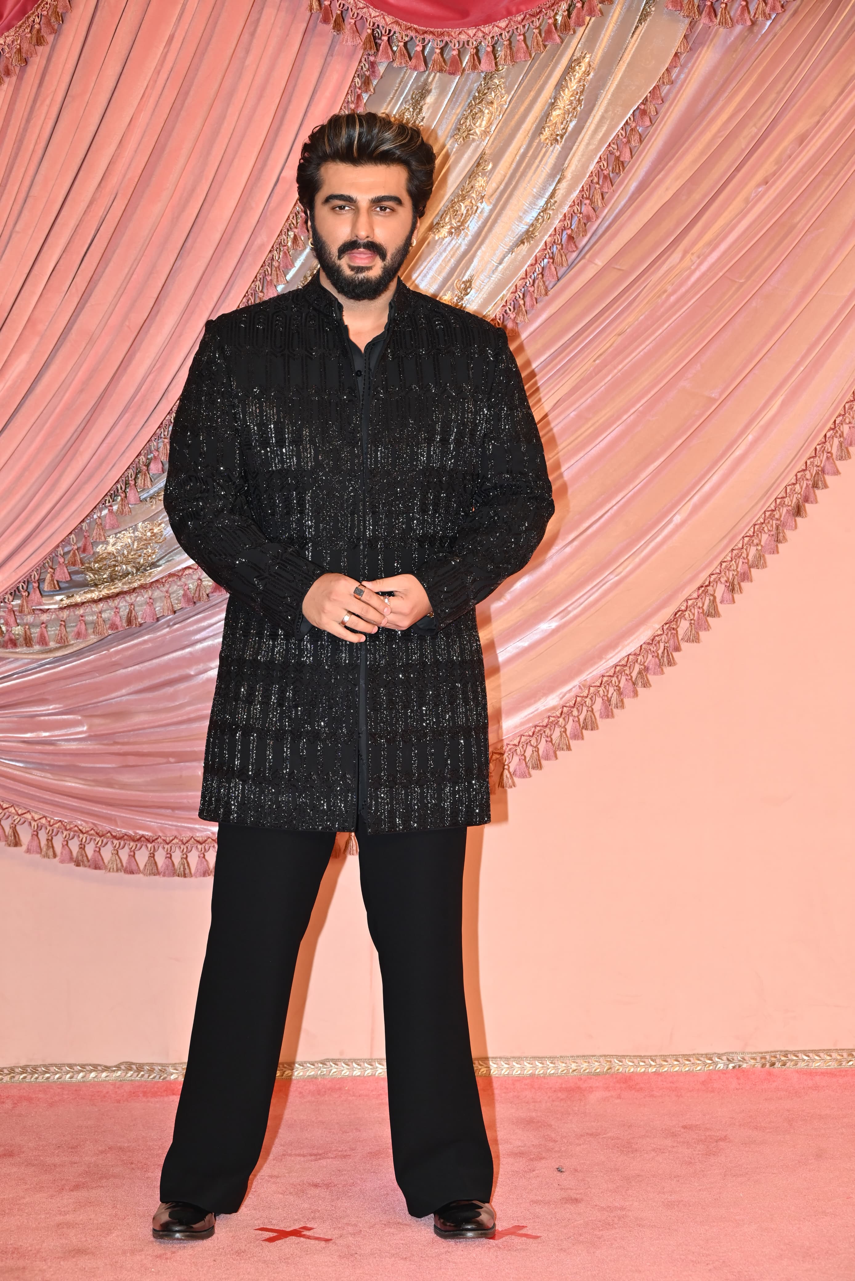 Arjun Kapoor soon made his entry as well, dressed in a classic short black kurta.