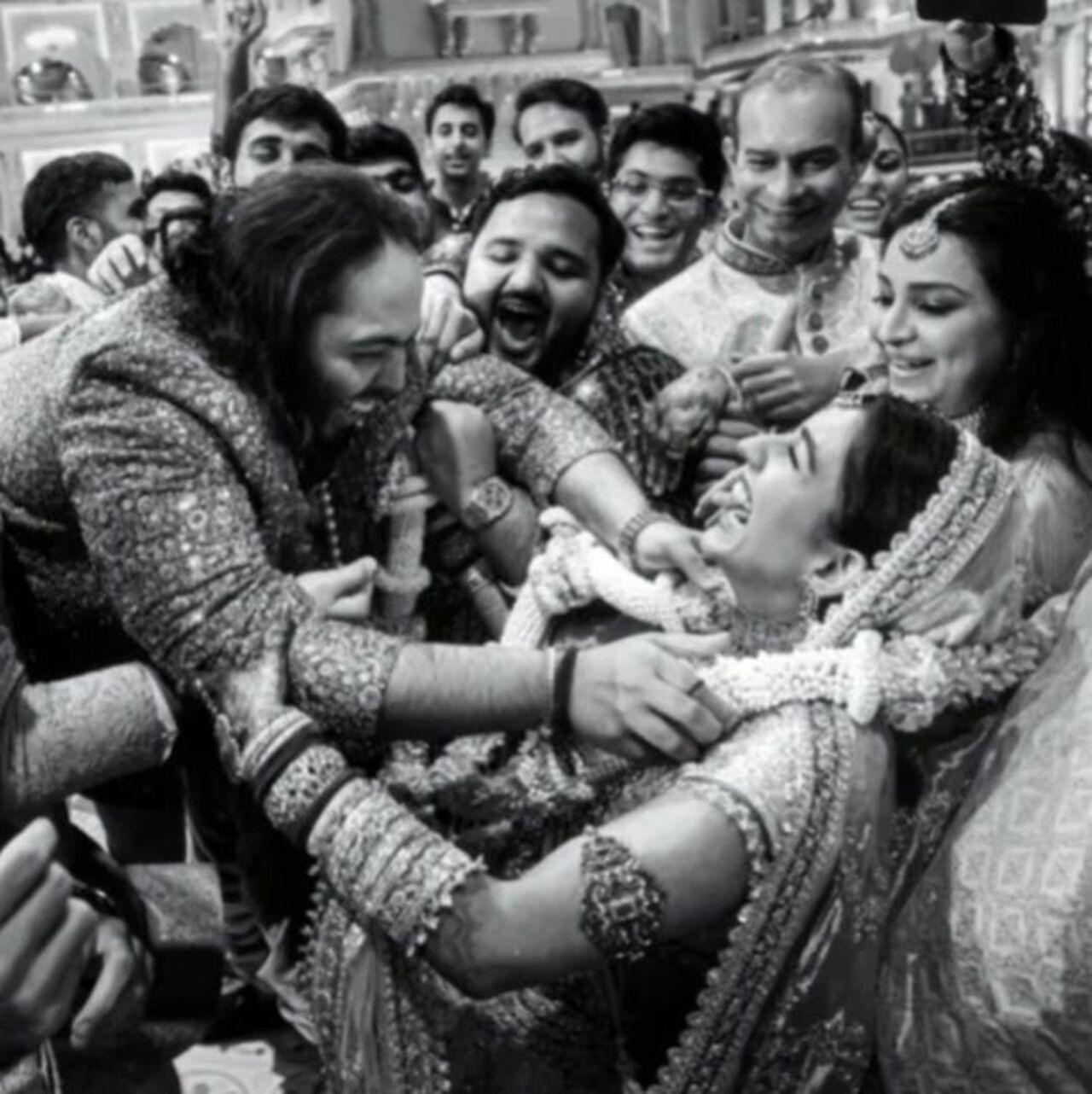 The Jaimala ceremony was a fun moment as the couple tried their best to put garlands around each other while the groomsmen and bridesmaids engaged in a friendly tug of war. 