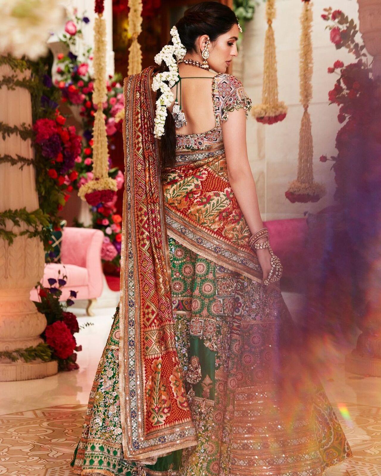 Shloka amped her look with a braided hairstyle adorned with a string of flowers. 