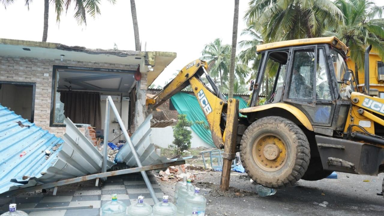 According to an official statement, a major action was taken against the unauthorised resorts near Arnala Beach. The crackdown follows instructions from Chief Minister Eknath Shinde to demolish all illegal resorts in the beach area