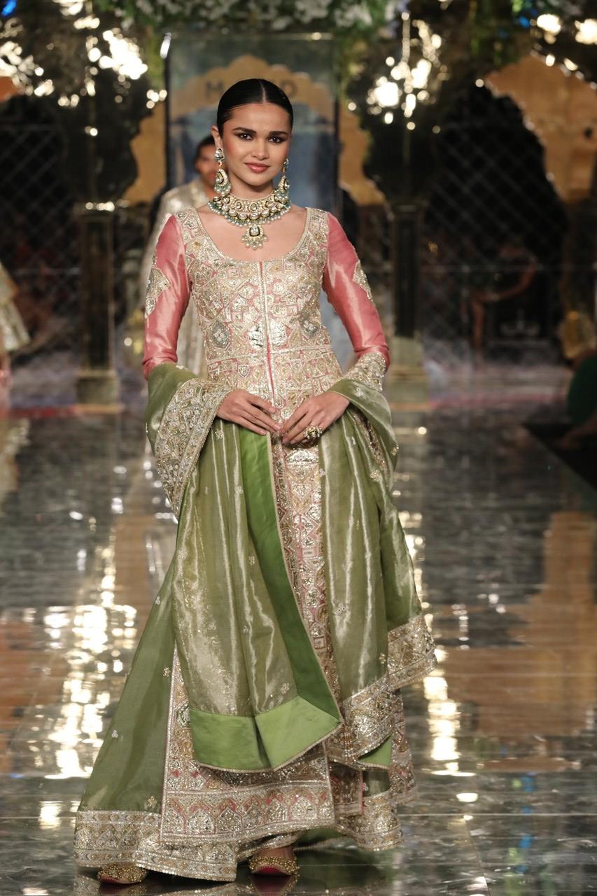 Abu and Sandeep are known for never doing things the ordinary way and this show was the same. With ‘Disco Mujra’ as the music genre, they presented their art amidst a massive Haveli-inspired backdrop.