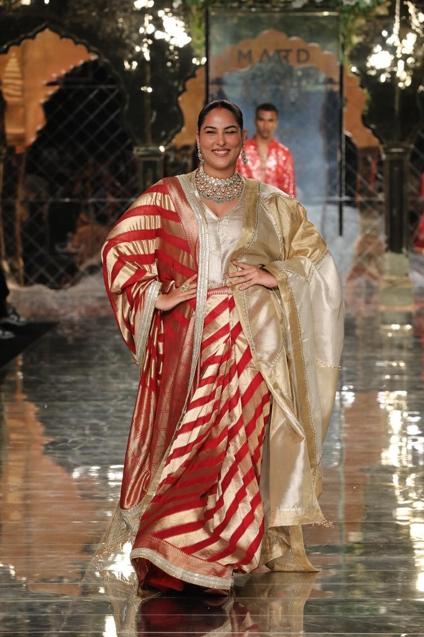 As for the details, embroideries reign supreme, with Resham threads weaving intricate patterns in a kaleidoscope of colors, while mirrors add glamour and radiance to ensembles. Classics are reinvented – front open jackets with embroideries and sherwanis boasting dramatic borders. The linings are a playground of complexity, featuring intricate prints and finishes that elevate each garment to new heights.