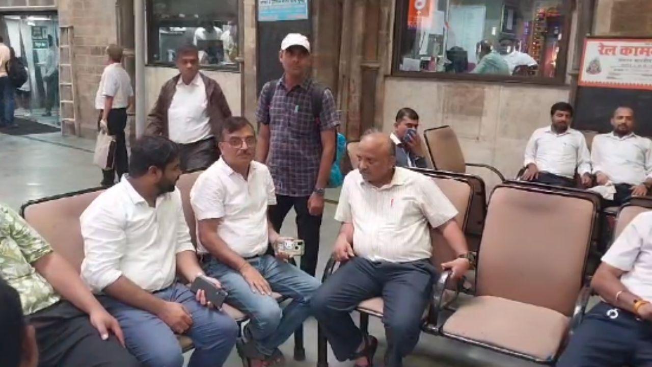 The motormen have been complaining about the cleanliness of CSMT offices for a long time, but their concerns have not been addressed.