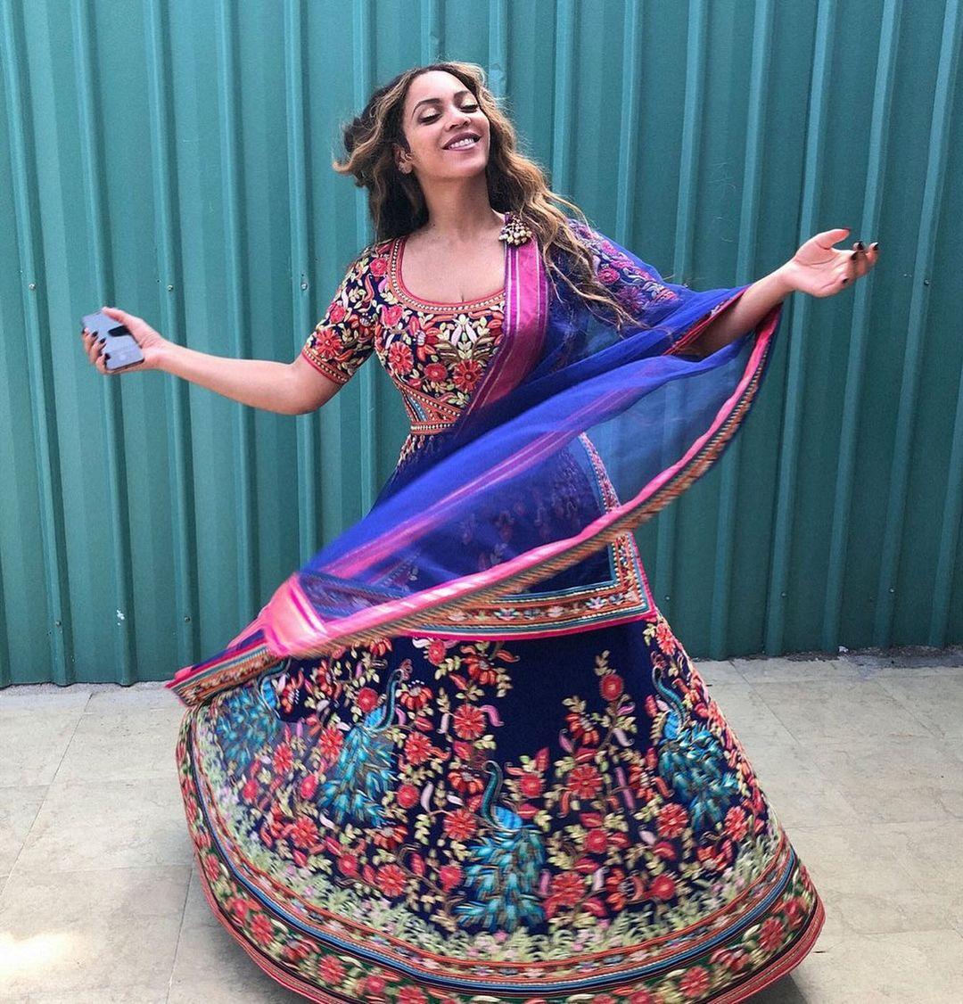 Her surprise performance stunned the guests and the entire country. Wearing outfits by Indian designers Abu Jani and Sandeep Khosla, Beyoncé's appearance became the highlight of the event.