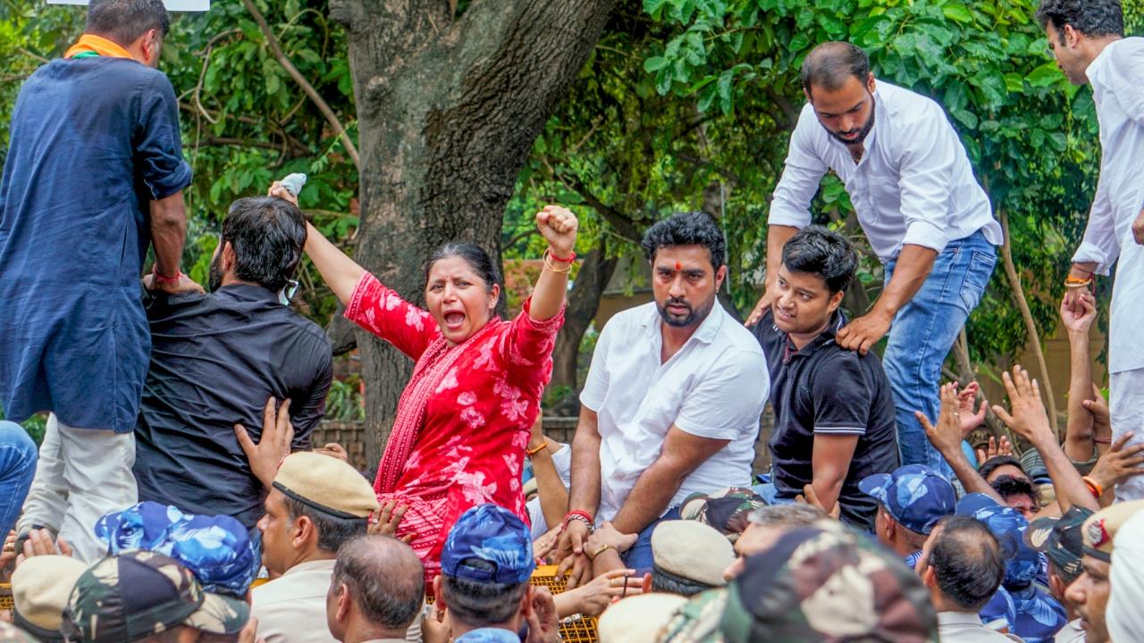 The women protesters carried bangles and banged 'thalis' as a mark of protest