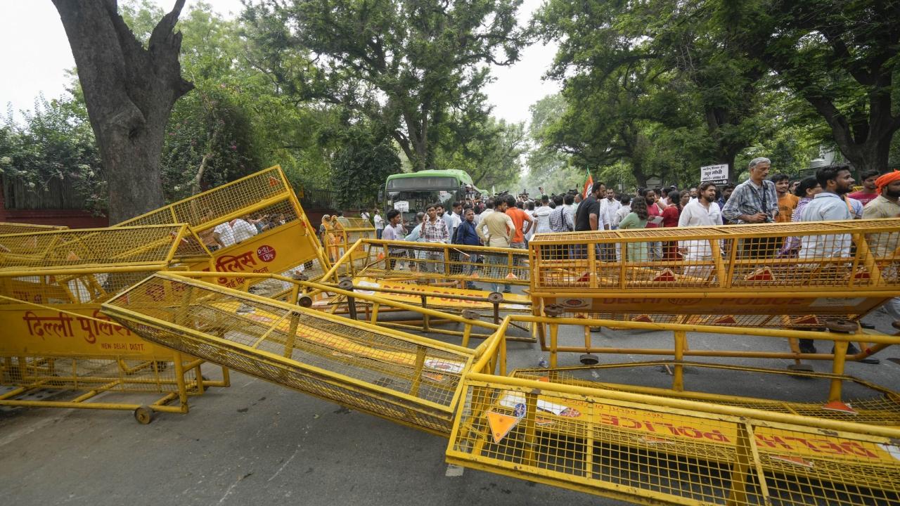 National President of the Bharatiya Janata Yuva Morcha Tejasvi Surya was also seen protesting with other BJP workers