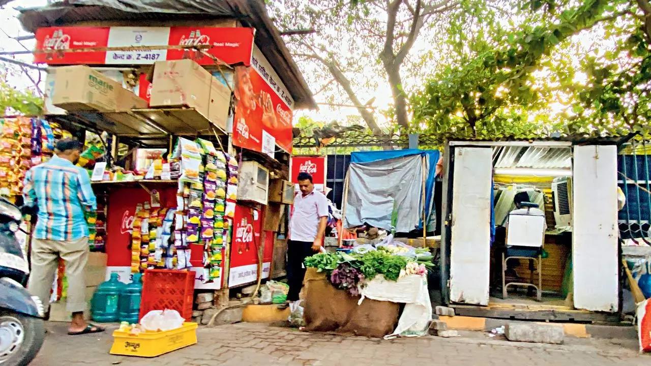 BMC’s anti-hawker drive: A temporary fix or is there a long-term solution?
The Brihanmumbai Municipal Corporation (BMC) has undertaken an anti-hawker drive. But can it be sustained? In the absence of an effective hawker policy, action taken at select spots will be futile, feel activists, citizens and hawker associations. After the Bombay High Court remarked on the state of footpaths, the BMC started taking action against hawkers for the past four days....Read More