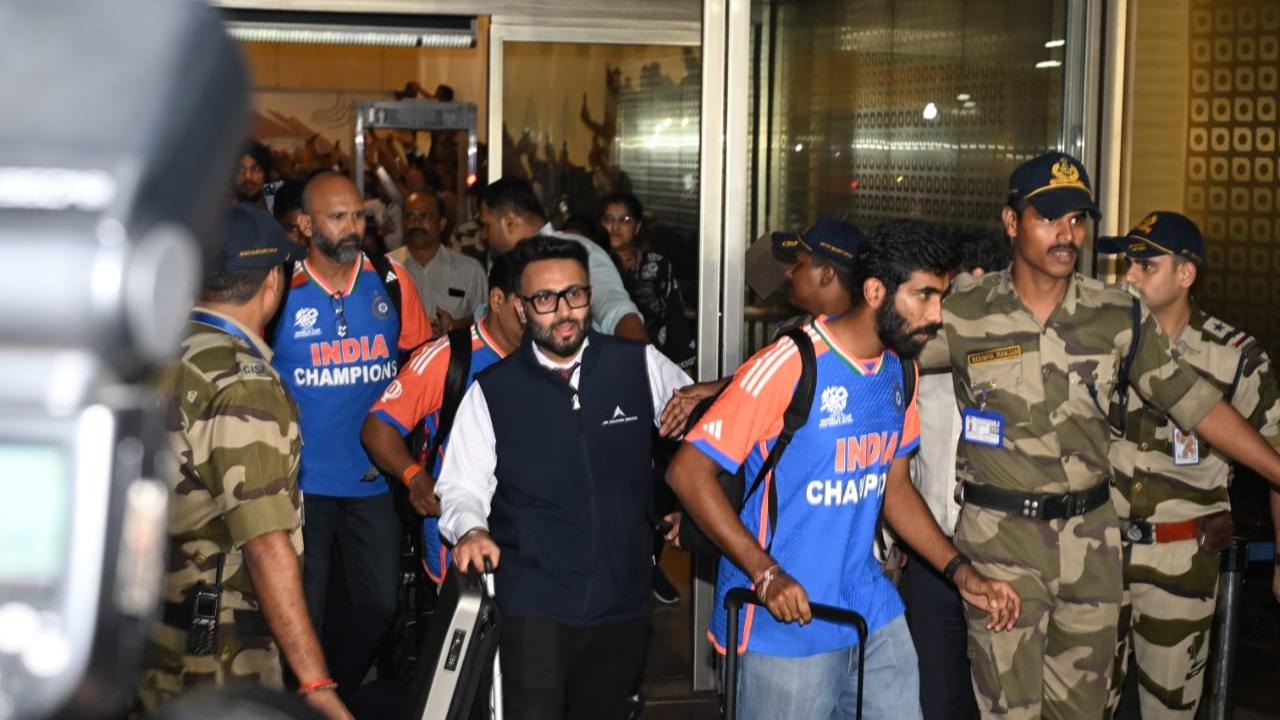 Jasprit Bumrah being welcomed by mutlitude of fans outside Mumbai airport