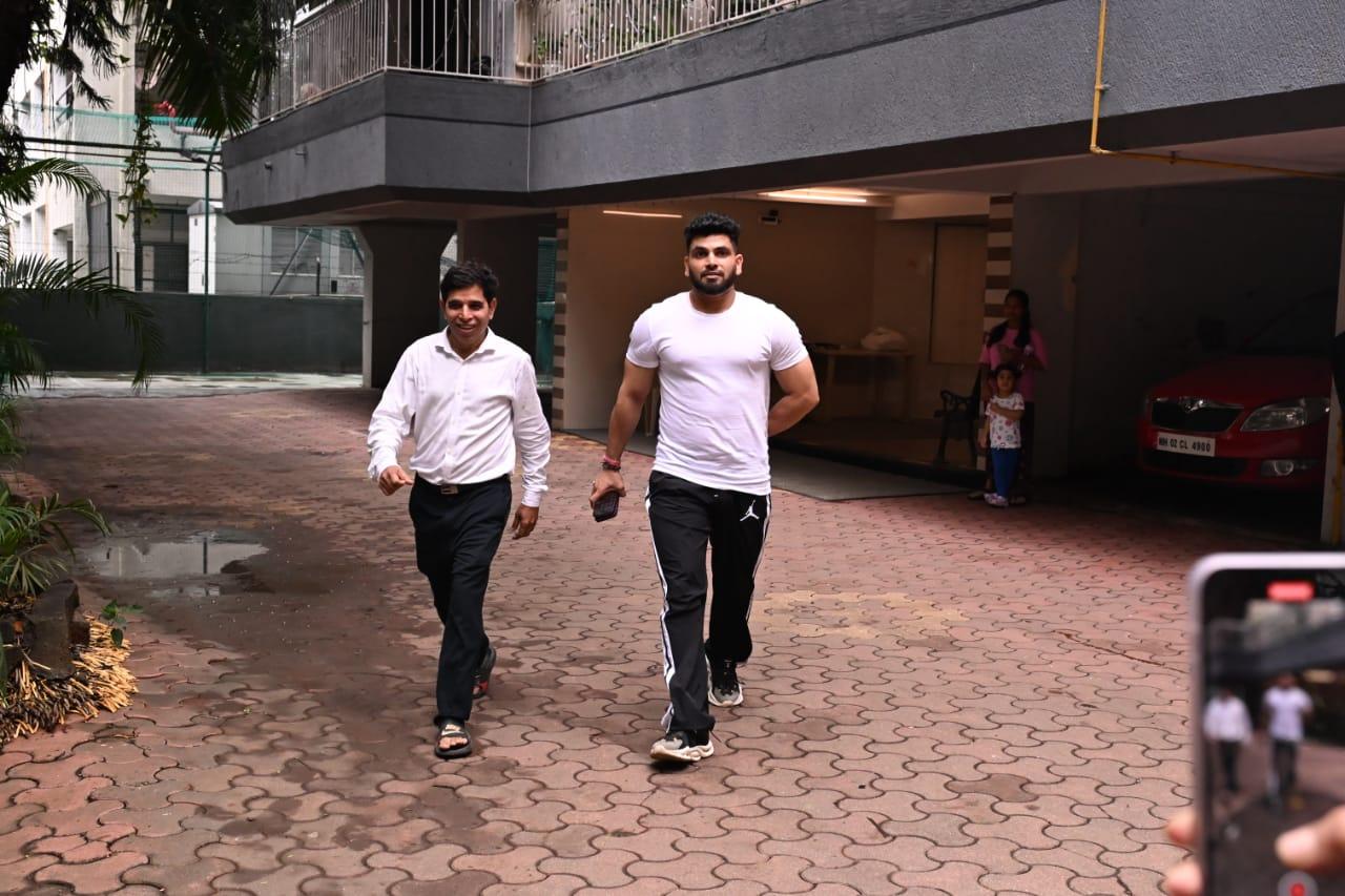 Shiv Thakare was clicked outside Menaka Irani's house. (Pic/Anurag Ahire)