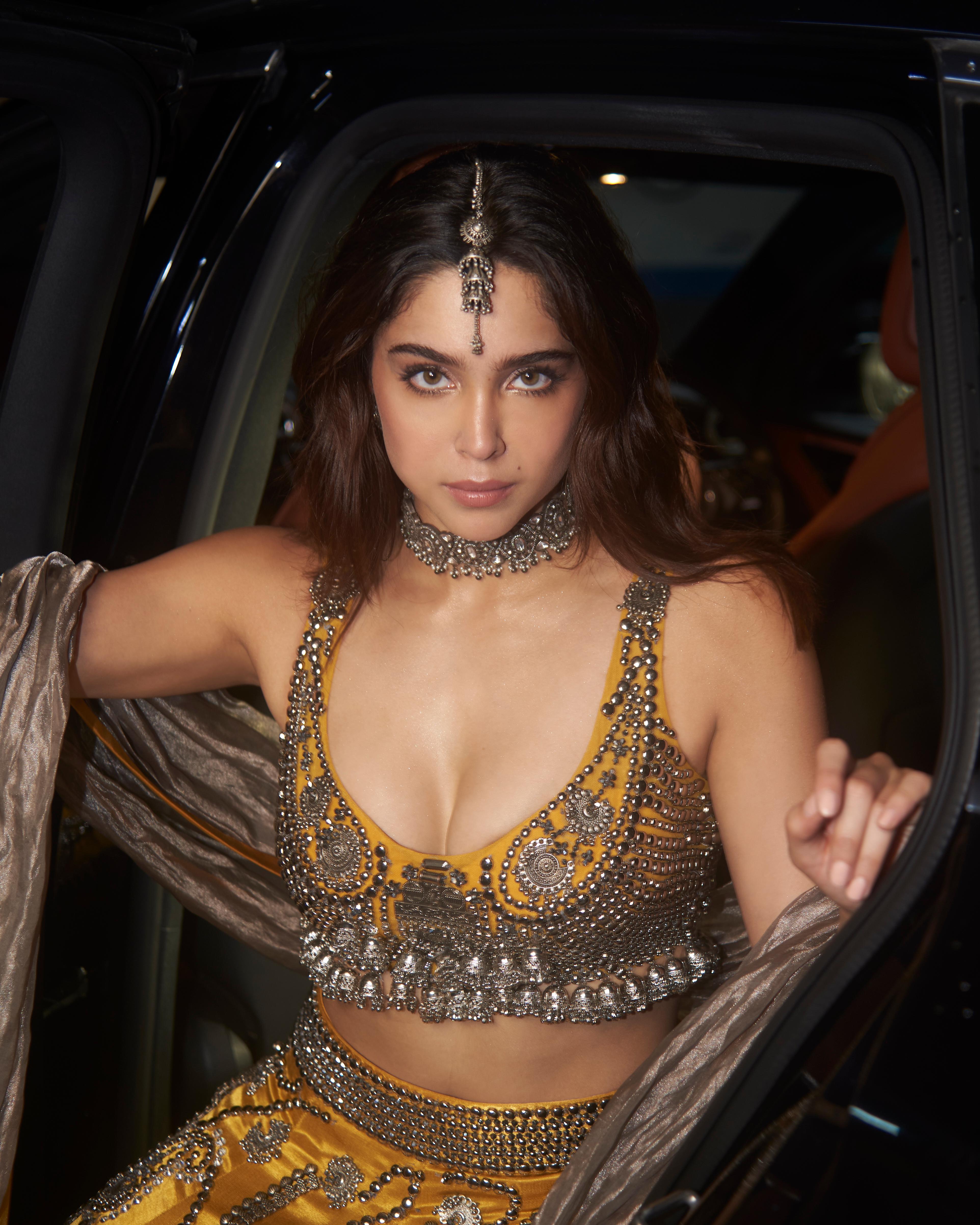 Sharvari Wagh charms in Abu Jani Sandeep Khosla at Anant Ambani and Radhika Merchant's wedding reception. 