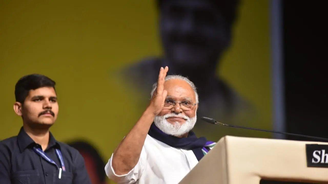 This visit followed Bhujbal's indirect criticism of Sharad Pawar after the opposition's boycott of an all-party meeting on the Maratha quota convened by CM Shinde. Bhujbal claimed the boycott was influenced by a call from Baramati, Sharad Pawar’s stronghold.