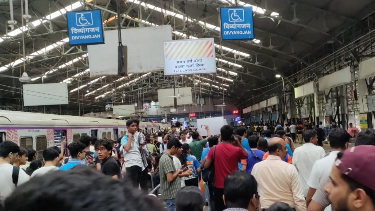 Crowd at Churchgate Station