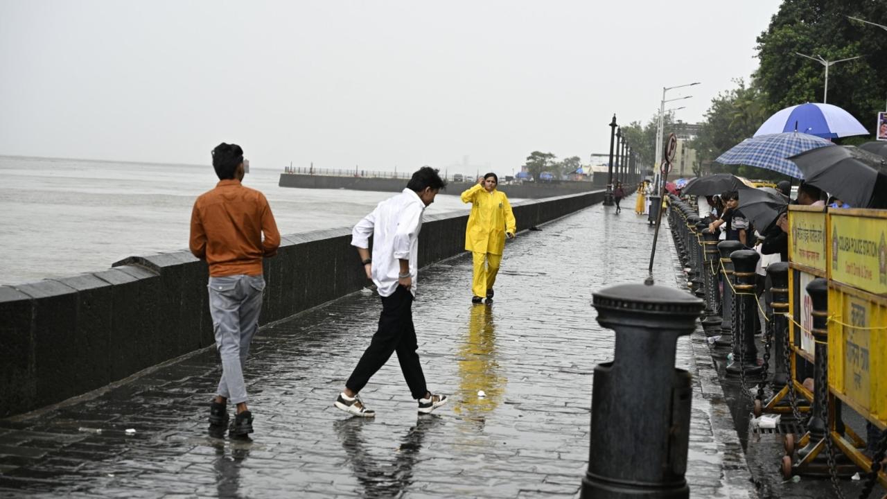 The Mithi River, which originates in Sanjay Gandhi National Park and meets the Arabian Sea at Mahim, swelled due to continuous rainfall in Mumbai since Sunday. It was flowing at 1.5 meters on Monday morning, but its flood level reached 2.26 meters Sunday night