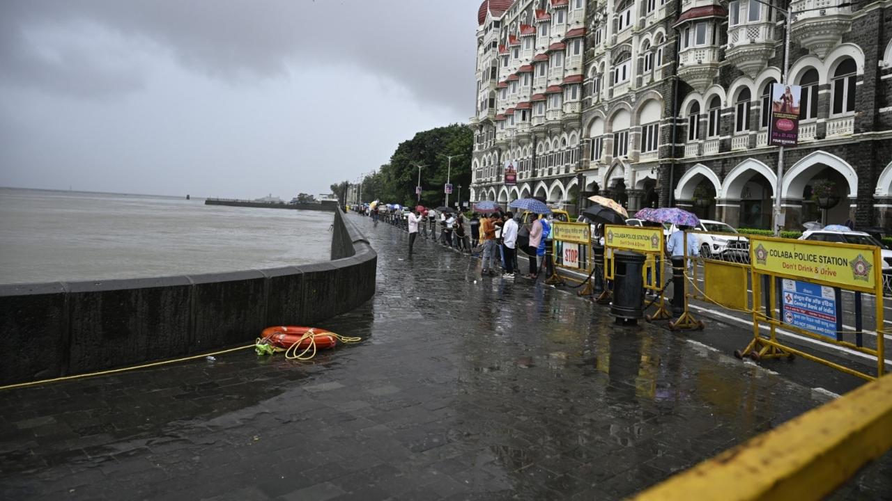 Additional rainfall measurements include 212 mm at Mankhurd Fire Station, 204 mm at Adarsh Nagar in Worli, 203 mm at Sewri Koliwada, and 202 mm at Ramabai Nagar in Ghatkopar