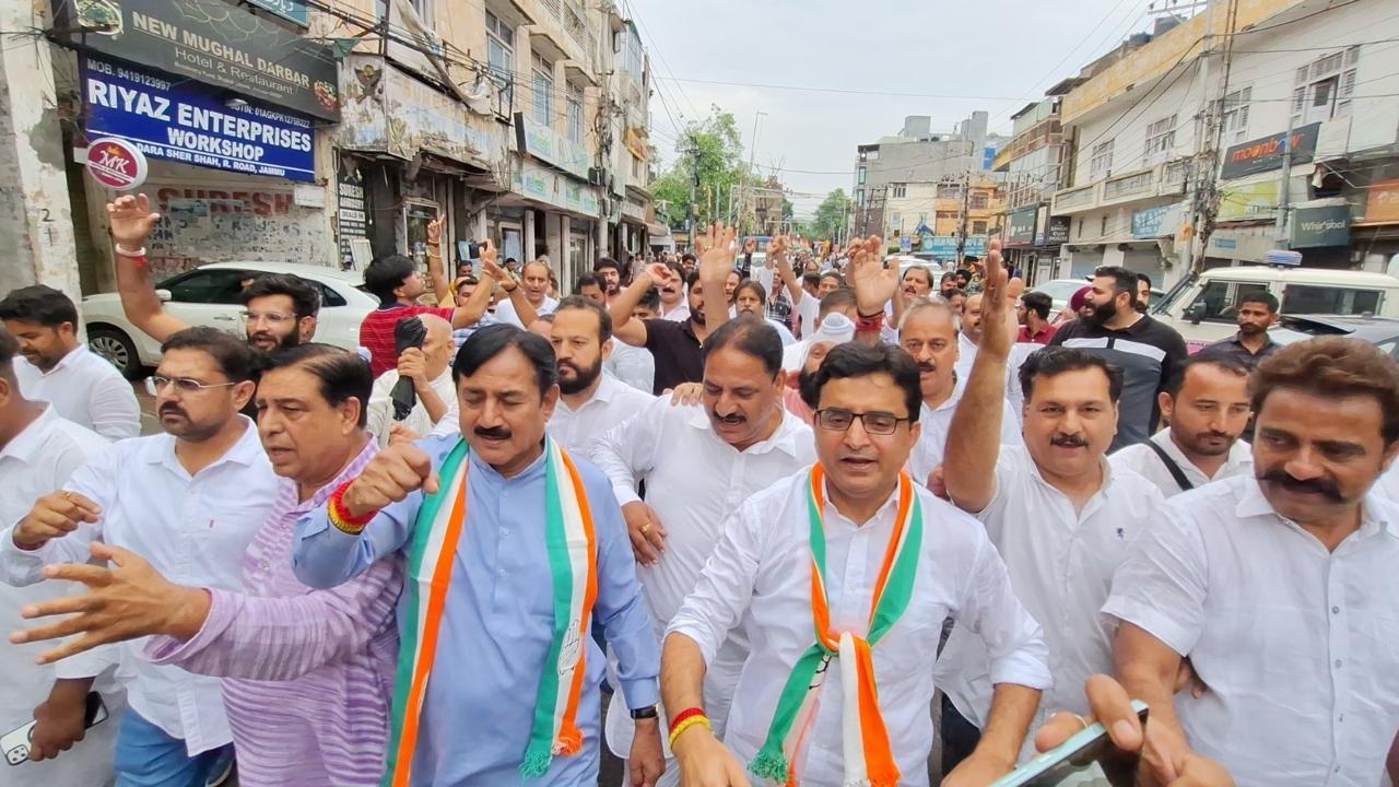 IN PHOTOS: Cong leaders detained as police foils march to Raj Bhawan in Jammu